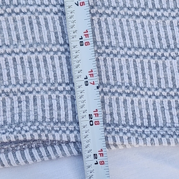 Super soft and comfortable side button short sleeve by gyft. Size medium - Picture 5 of 8